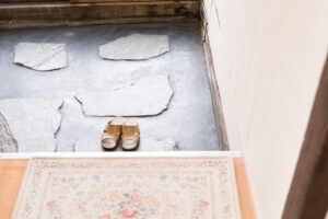 風水で玄関に置くといい色とは?初心者でも簡単にできる風水術