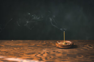 お香で風水効果を高め、運気を引き寄せる方法