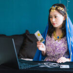 占い師が在宅で稼ぐには？効率的に稼ぐための方法を紹介