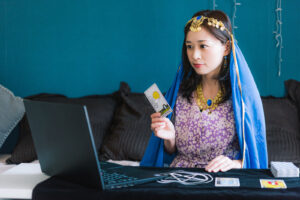 占い師が在宅で稼ぐには？効率的に稼ぐための方法を紹介